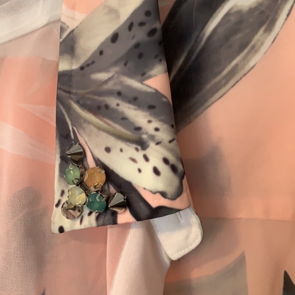 Semi sheer guess blouse like new - Picture 2 of 3